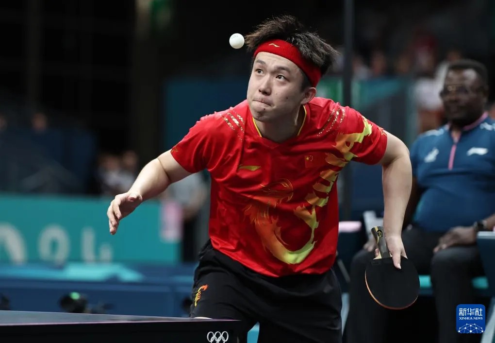 7月31日王楚欽在比賽中發球(圖片來源:新華社記者王東震)