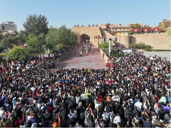 國慶假期，各地游客打卡喀什古城景區?？κ彩腥诿襟w中心記者 王振強 攝