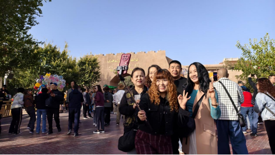 開城儀式結束后，游客在喀什古城門口留下最美記憶?？κ彩腥诿襟w中心記者 董曉 攝