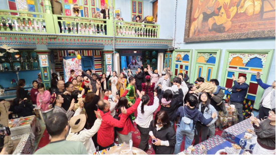 在“古麗的家”旅游家訪點，游客被熱情的氛圍所感染，紛紛加入歡樂的舞蹈之中?？κ彩腥诿襟w中心記者 董曉 攝