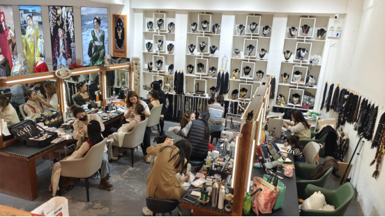 旅拍店顧客盈門，生意火爆?？κ彩腥诿襟w中心記者 董曉 攝