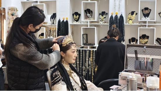 化妝師精心設計著顧客們的妝容?？κ彩腥诿襟w中心記者 董曉 攝