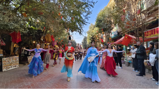 游客觀看絲路駝隊民俗表演?？κ彩腥诿襟w中心記者 董曉 攝