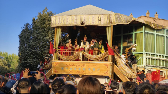 公主選郎環節，有趣的互動吸引了許多游客觀賞和參與?？κ彩腥诿襟w中心記者 董曉 攝