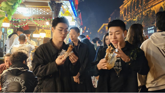 喀什特色美食，游客品嘗后直呼過癮?？κ彩腥诿襟w中心記者 董曉 攝