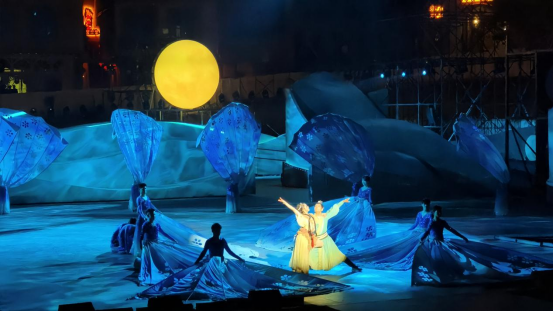 游客打卡央視春晚喀什分會場，觀看大型特色演出?？κ彩腥诿襟w中心記者 董曉 攝