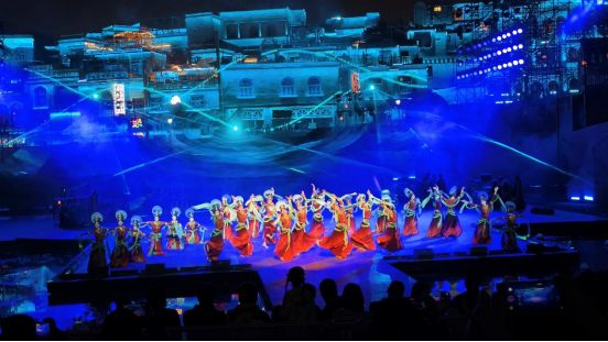 大型沉浸式演藝劇目《心動喀什》燃爆央視春晚喀什分會場?？κ彩腥诿襟w中心記者 董曉 攝