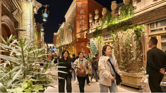 無論白晝，喀什古城景區人氣爆棚?？κ彩腥诿襟w中心記者 董曉 攝