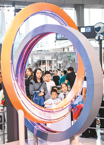 觀眾在重慶科技館參觀、體驗。新華社記者 王全超攝