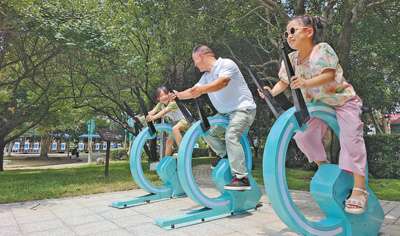 市民在健身單車上鍛煉，也可以助力生產綠色電力。   圖片均為郭雨滴攝（人民視覺）