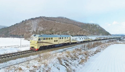  “林都號”旅游專列在小興安嶺穿行。    李 煜攝（人民視覺）