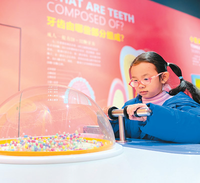 百色市科技館內，學生在操作科普裝置。