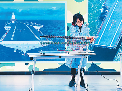 廣西科技館內，工作人員在展示實驗。