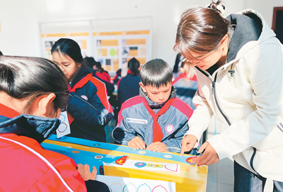  羅城科技館內，老師在指導學生們完成行星貼紙排列。