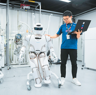 在廣東省深圳市優必選科技股份有限公司總部，工作人員對人形機器人Walker X進行測試。   新華社記者 毛思倩攝