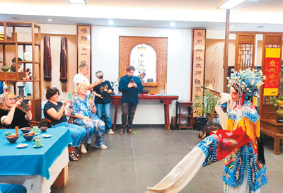 外國游客在黃山屯蒙學舍體驗徽劇文化。舒少菲攝