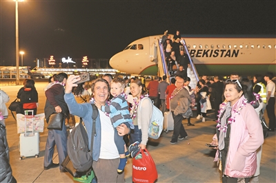 外國游客在三亞機場。陳振煌攝