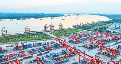 湖北省武漢市陽邏港，一派忙碌景象。胡江濤攝（人民圖片）