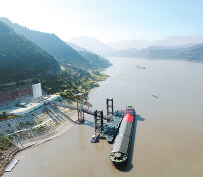 一艘貨輪在三峽庫區湖北省宜昌市秭歸縣歸州鎮船用新能源碼頭加注LNG燃料。王輝富攝（人民圖片）