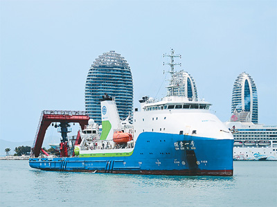 2024年3月28日，探索一號”科考船搭載“奮斗者”號全海深載人潛水器返回海南三亞。沙曉峰攝（新華社發）