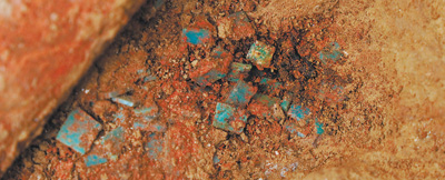 山西昔陽縣鐘村墓地出土的綠松石嵌片牌飾。 國家文物局供圖