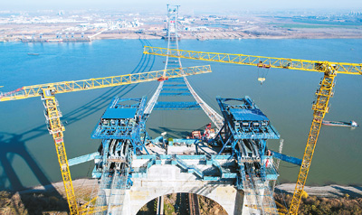 圖為大橋建設現場。 陸落義攝