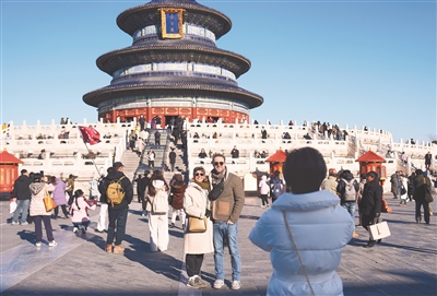  兩名來自英國的游客在北京天壇公園合影留念。新華社記者 ?鞠煥宗攝