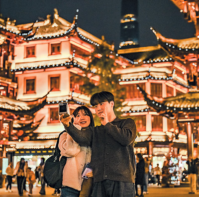 來自韓國的游客在上海豫園商城自拍。陳浩明攝（新華社發）