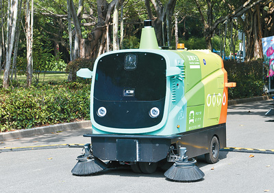 深圳蓮花山公園的環衛機器人。