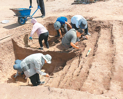 內蒙古赤峰市敖漢旗元寶山積石冢遺址清理墓道現場。   來源：內蒙古自治區文物考古研究院元寶山積石冢遺址考古發掘項目組