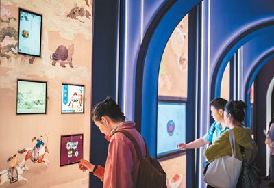  在“FLASH！故宮——數字故宮快閃展”上，觀眾在互動體驗區了解北京故宮博物院館藏文物的相關知識。   中新社記者 侯 宇攝