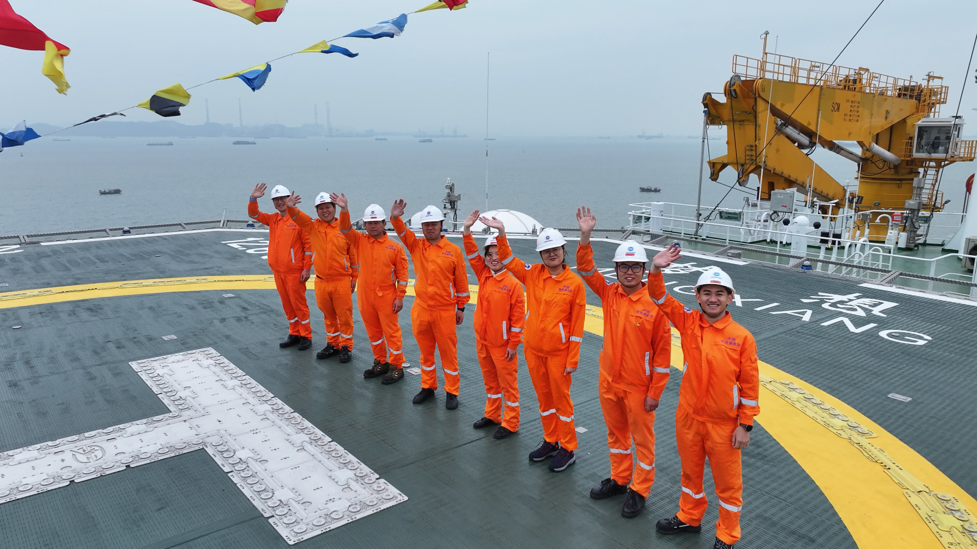 “夢想”號上的工作人員。受訪者供圖