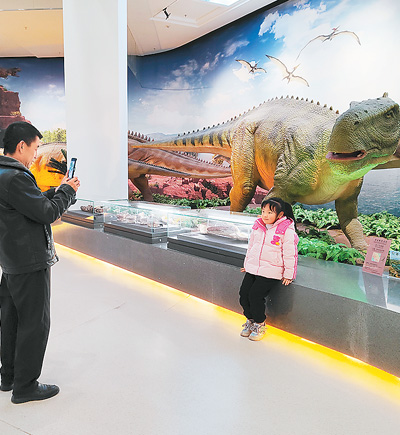游客在劉家峽恐龍博物館拍照留念。