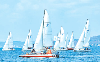 游客在撫仙湖進行帆船體驗。澄江市融媒體中心供圖