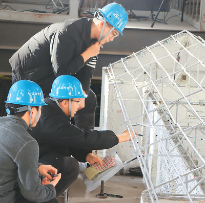 科研人員在為產生裂縫的點位做標記。本報記者 康 樸攝