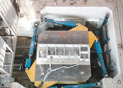 振動臺上，液壓桿通過劇烈晃動模擬地震。（俯視圖）受訪者供圖