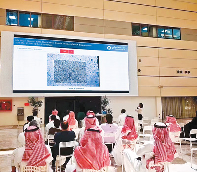 海外客戶在交付現場了解中科視界的超高速攝像機使用方法。受訪企業供圖