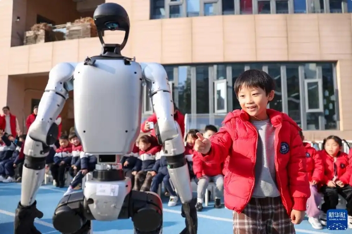 圖為幼兒園的孩子在科普活動現場近距離觀察人形機器人。新華社記者 江漢攝