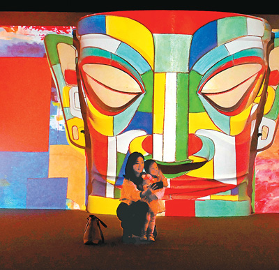 觀眾在河北省石家莊市鹿泉區“奇遇三星堆”展覽上拍照。   陳其保攝（新華社發）