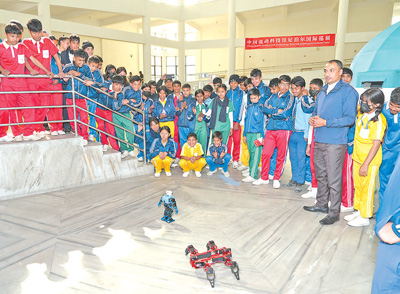 尼泊爾學生在參觀中方的機器人展品。   中國科技館供圖