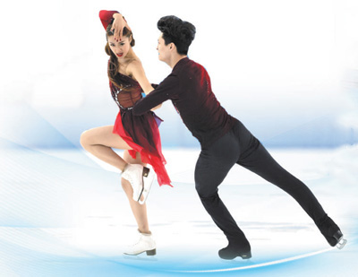 2月12日，中國隊組合任俊霏（左）/邢珈寧在花樣滑冰項目冰舞自由舞比賽中。   新華社記者??顏麟蘊攝