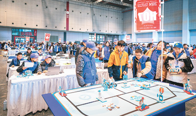 2024年12月15日，上海國家會展中心，青少年選手參加全球青少年人工智能競賽全球總決賽。張明偉攝（人民圖片）