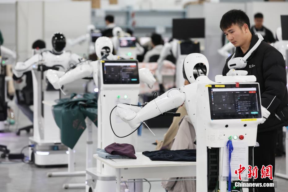 2月18日，工程師正在訓練人形機器人采集信息。中新社記者 湯彥俊 攝