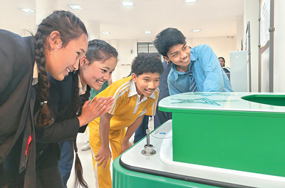 尼泊爾學生在流動科技館參觀展品。王 鵬攝