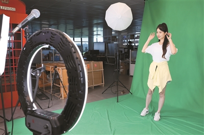 在福建省福州市長樂區數字教育小鎮網龍基地，市民在體驗數字人直播項目。   王旺旺攝（人民視覺）