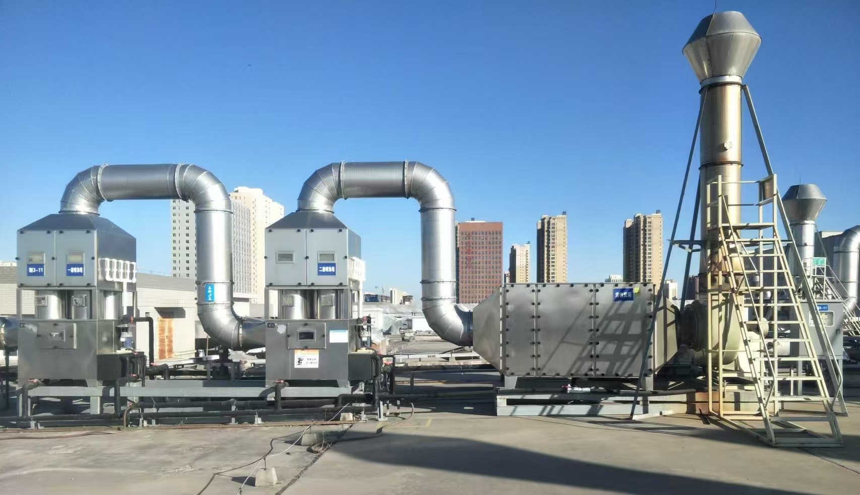 兩級噴淋塔加活性炭吸附裝置。以嶺藥業供圖