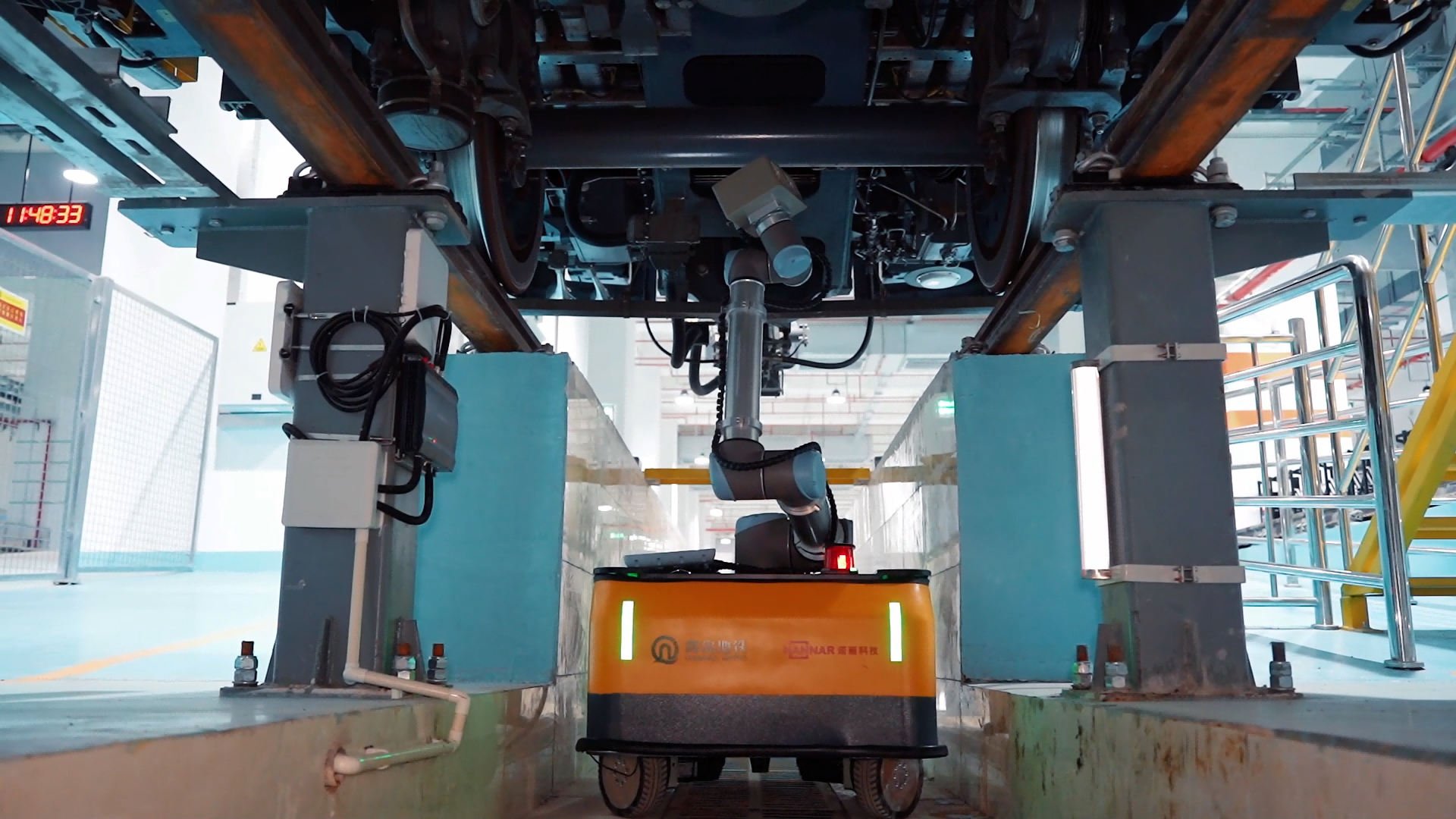 車輛檢修機器人正在工作。采訪者供圖