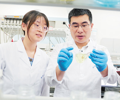 圖為賈傳坤（右）在指導學生做實驗。   劉飄逸攝