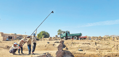 工作人員在項目現場拍攝勘探。 本報記者黃培昭攝