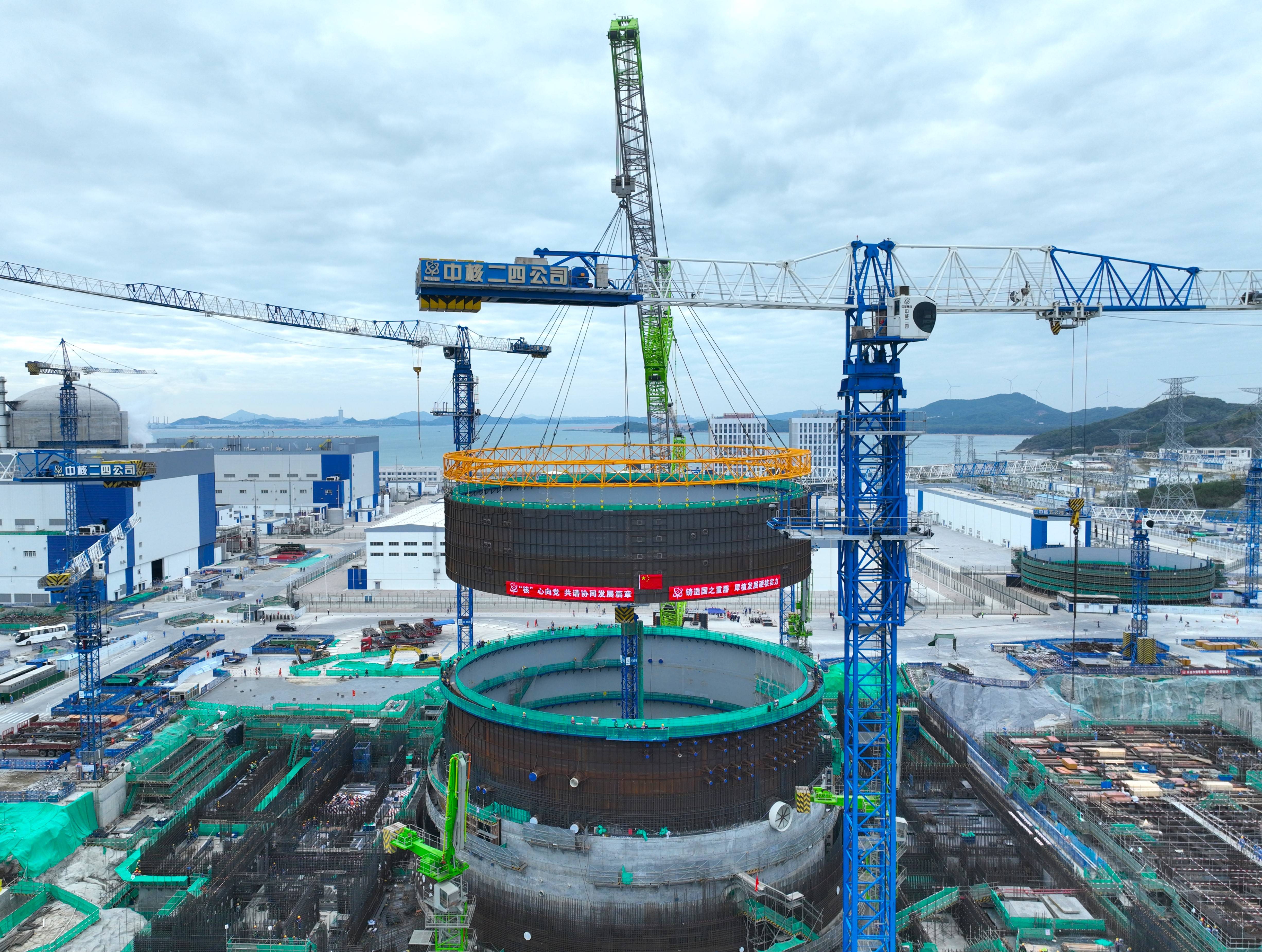 “華龍一號”漳州核電3號機組模塊四吊裝現場。攝影師：方偉文